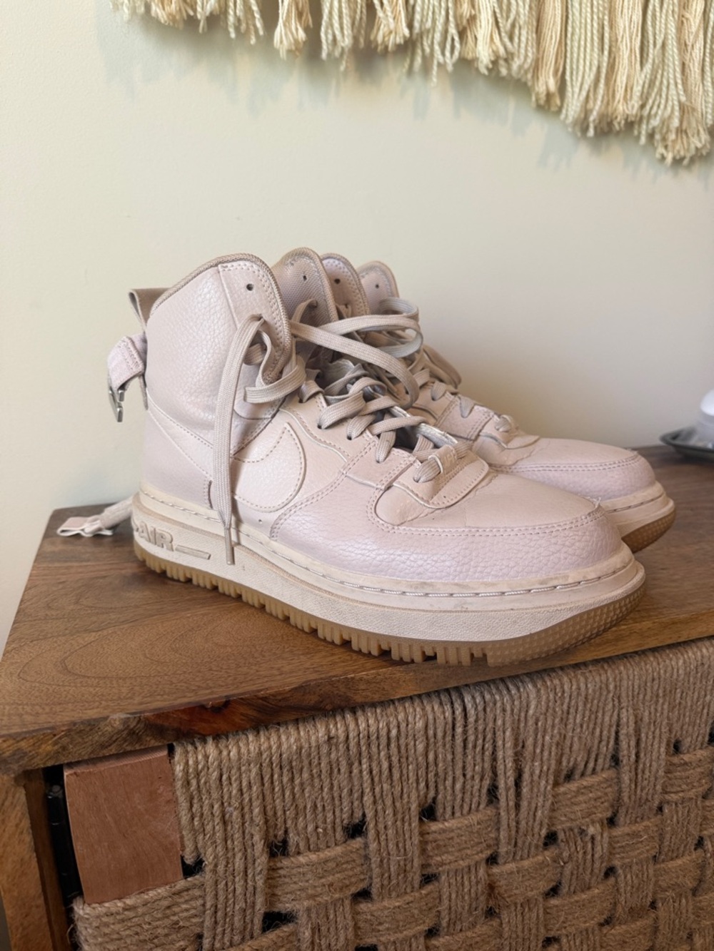 - Nike Air Force 1 Utility 2.0 high top- Light pink